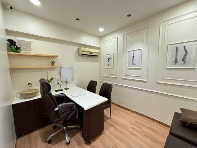 Dr. Dhruv Patel, Orthopaedic, Joint Replacement, Arthroscopic & Trauma Surgeon and his team operating orthopaedic surgeries in operation theatre in Navi Mumbai.